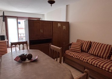 VENTA DEPARTAMENTO DE UN AMBIENTE A LA CALLE CON COCHERA FIJA. BARRIO LA PERLA