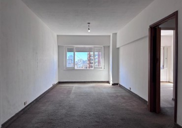 VENTA DEPARTAMENTO 3 AMBIENTES CON DEPENDENCIA A LA CALLE. ZONA CENTRO