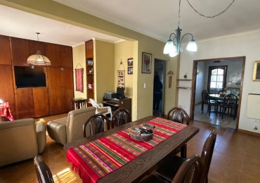 VENTA CASA DE 6 AMBIENTES CON COCHERA Y PARQUE. BARRIO MALVINAS ARGENTINAS